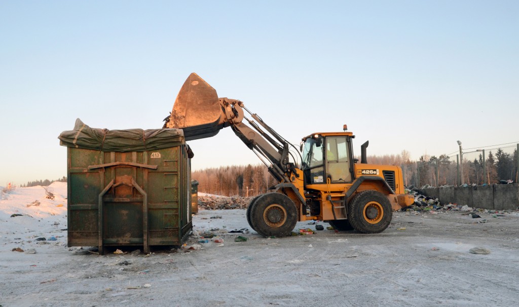 Osa jätteistä siirtokuormataan ja kuljetaan energiahyötykäyttöön Kotkaan. Kuva: Metsäsairila Oy 