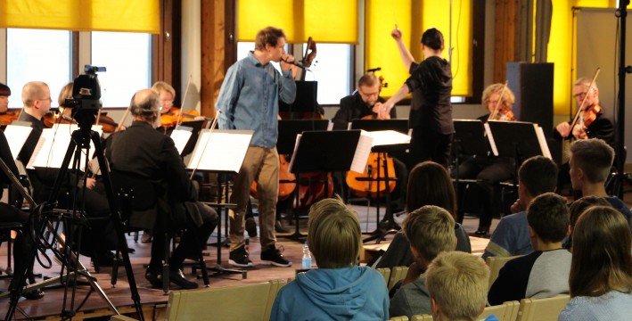 Mikkelin kaupunginorkesteri ja beatboxaaja Felix Zenger esiintyivät Mäntyharjussa yläkoululaisille 9.10.2014. Kuva Jaakko Pitkänen.