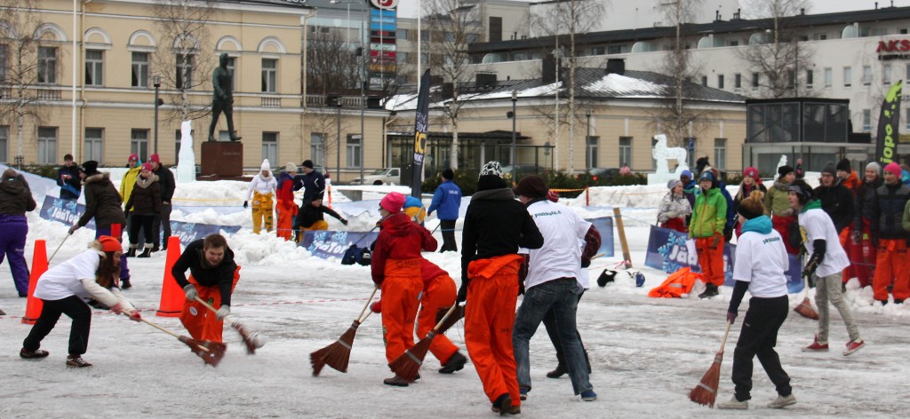 Mikkelin torilla riitti sutinaa Mamkin opiskelijoiden Talviriehassa helmikuussa. Kuva: Aki Ilmanen
