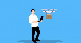 Piirroskuvassa on mies, joka pitelee läppäriä. Sen avulla hän ohjaa hänen vierellään näkyvää dronea, joka kuljettaa pakettia.