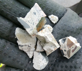 Bio- ja kiertotalouden tutkimuskeskuksessa Biosammossa pienemmiksi kappaleiksi esikäsiteltyä betonia.