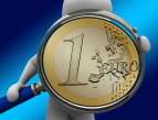 Kuvituskuva: valkoisen hahmon kädessä on suurennuslasi, jossa näkyy isona euron kolikko.