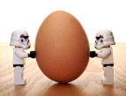 Kuvituskuva: ruskean kananmunan molemmilla puolilla kaksi Startrooper-legoukkoa.