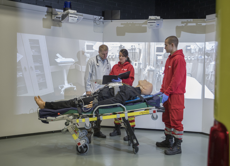Kuvassa Xamkin ambulanssisimulaattori, jossa opiskelijat harjoittelevat käytännön tilanteita.