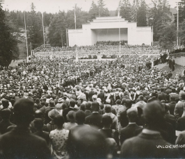Vanha, mustavalkoinen kuva laulutapahtumasta. Taustalla näkyy esiintymislava, edessä suuri ihmisjoukko.