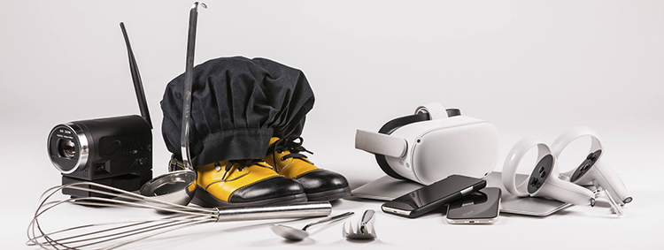 Kuvassa erilaisia VR-laitteita, joilla virtuaalista perehdytystä voi tehdä.