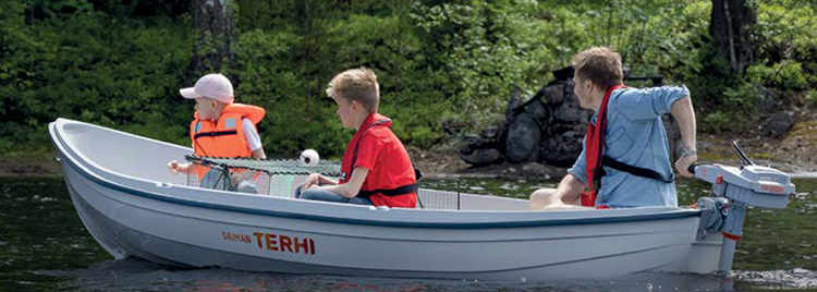 Kuvassa mies ja kaksi lasta ajavat sähkömoottorilla varustetulla veneellä.