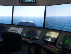 Kansikuvassa on Kotka Maritime Centren (KMC) nykyaikainen laivasimulaattori kahdennetuin elektronisin karttajärjestelmin varustetusta aluksen komentosillan konsoleista.