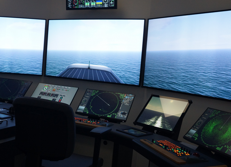 Kansikuvassa on Kotka Maritime Centren (KMC) nykyaikainen laivasimulaattori kahdennetuin elektronisin karttajärjestelmin varustetusta aluksen komentosillan konsoleista.