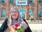 Kuvassa eläkkeelle jäävä oppilaitospastori Jaana Pietiläinen Xamkin Kouvolan kampuksen pääoven edessä.