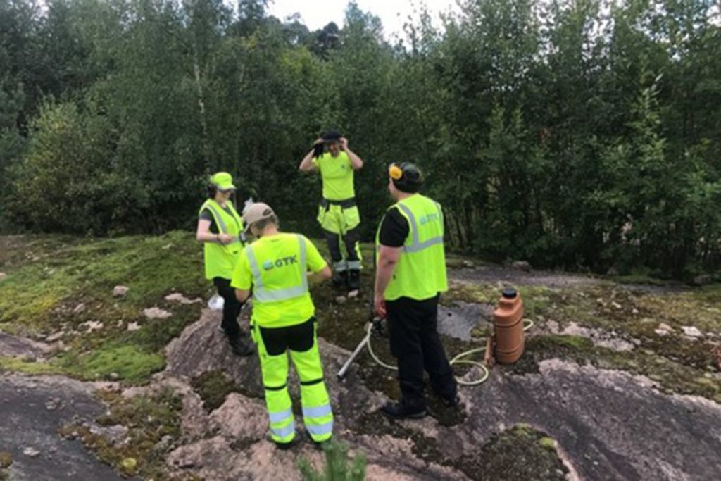 Geologit ottavat kallioperänäytettä pintakalliosta