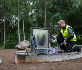 Kuvassa henkilö tekemässä monitorointia Pitkäjärven hulevesien käsittelyn T&K-ympäristössä.