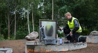 Kuvassa henkilö tekemässä monitorointia Pitkäjärven hulevesien käsittelyn T&K-ympäristössä.