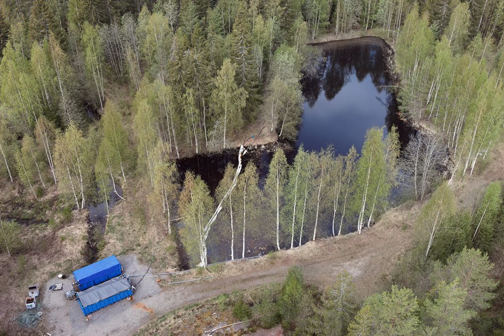 Kahdelle siirtolavalle rakennettu biosuodatuslaitteisto suotoveden tasausaltaan vierellä.