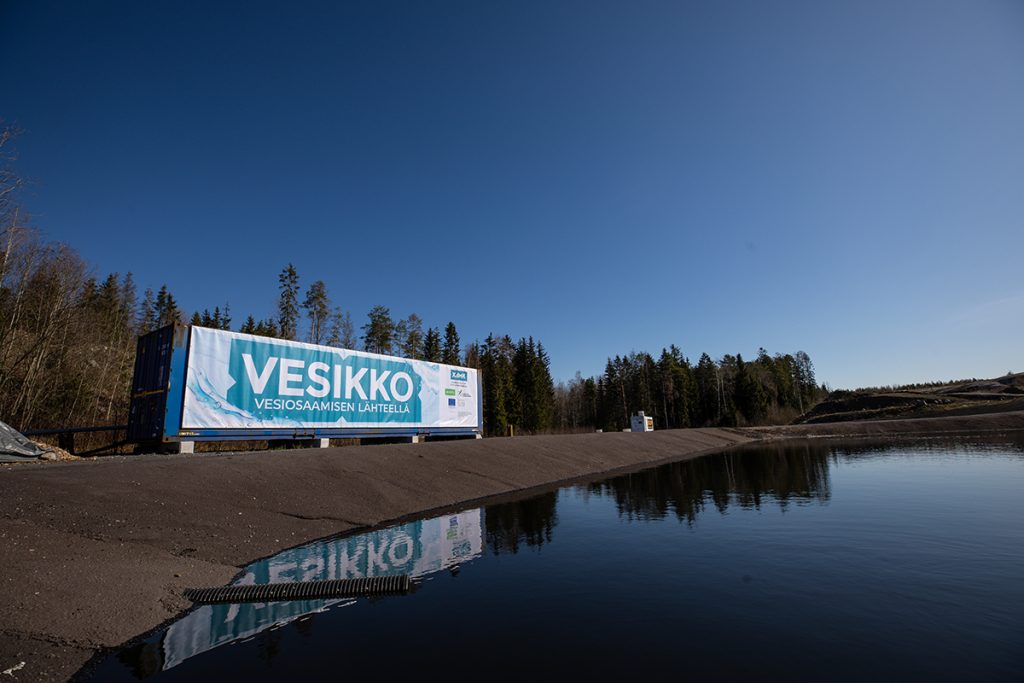 Konttiin rakennettu demonstraatioympäristö Vesikko suotovesialtaan vierellä.