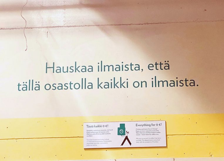 Kuva kierrätyskeskuksen seinästä, jossa teksti: Hauskaa ilmaista, että tällä osastolla kaikki on ilmaista.