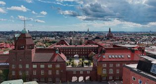 Kuninkaallisen teknillisen korkeakoulun yllä kuvattu panoraama Tukholman Pohjois-Djurgårdenin alueen kaupunkisilhuetista.