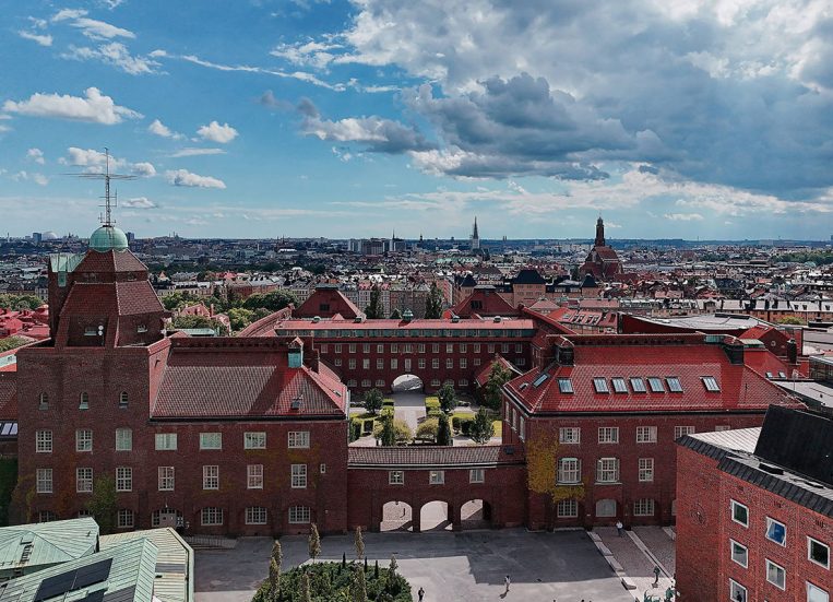 Kuninkaallisen teknillisen korkeakoulun yllä kuvattu panoraama Tukholman Pohjois-Djurgårdenin alueen kaupunkisilhuetista.